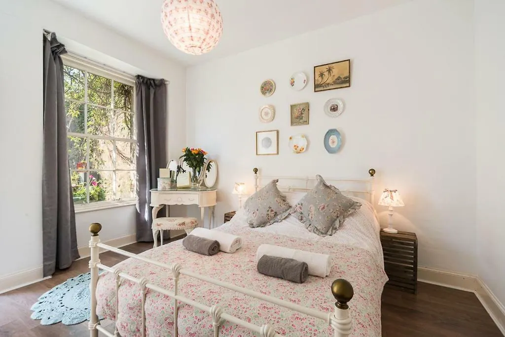 Vintage Apt, Pvt Garden, Wifi, New Town Edinburgh Apartment