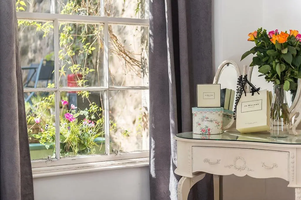 Vintage Apt, Pvt Garden, Wifi, New Town Edinburgh United Kingdom