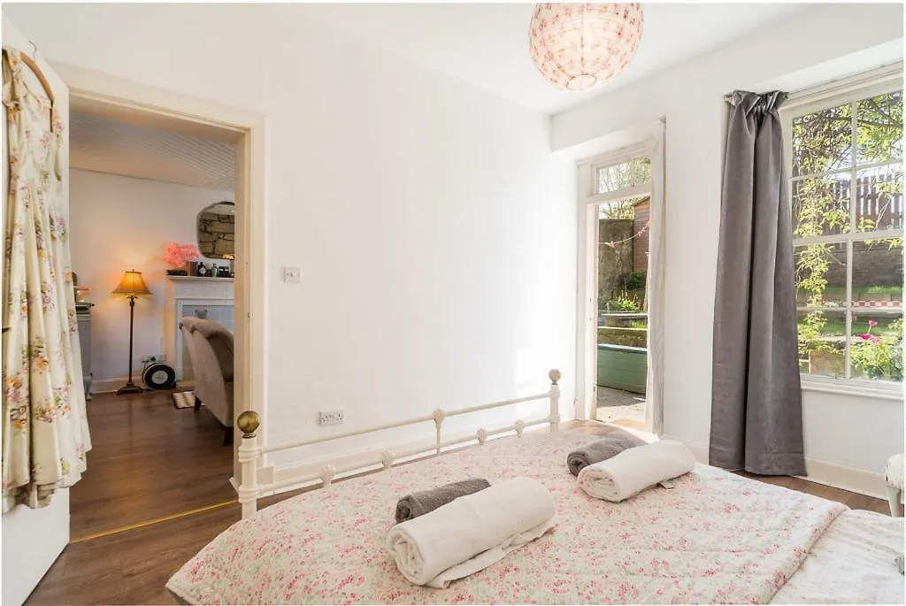 Vintage Apt, Pvt Garden, Wifi, New Town Edinburgh 0*,