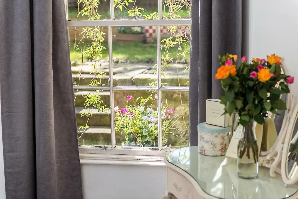 Vintage Apt, Pvt Garden, Wifi, New Town Edinburgh Apartment
