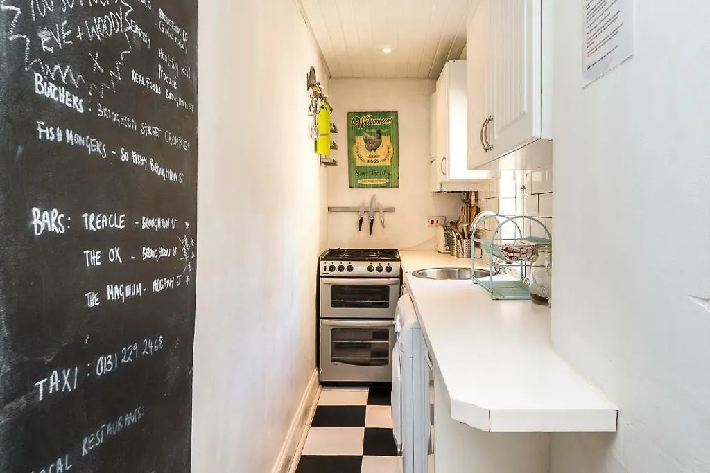 Vintage Apt, Pvt Garden, Wifi, New Town Edinburgh 0*,  United Kingdom
